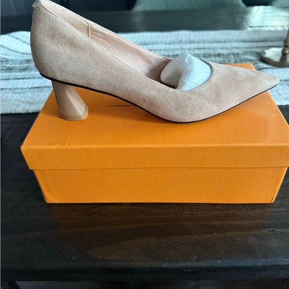 Elegant Tan Women's Heels - Picture 1 of 3